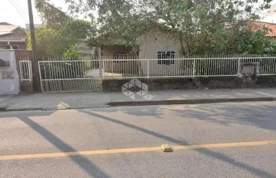 Casa de alvenaria com rua asfaltada em ótima localização no parque  guarani