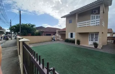 Linda casa sozinha no terreno com 2 quartos  amplos e edícula nos fundos