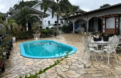 Casa averbada 3 quartos com piscina e amplo terreno em joinville