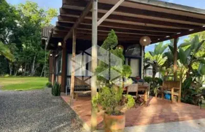 Chácara em araquari com caracteristicas peculiares com um lindo deck para a baia da babitonga para atracar embarcações!