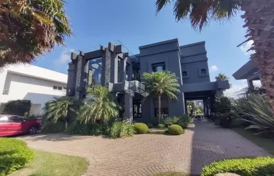 Sobrado à venda, com 5 quartos/dormitórios, 4 vagas/box, no condomínio villagio, xangri-lá/rs