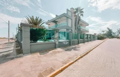 Casa mobiliada, 05 suítes, 02 vagas, piscina, em atlântida, xangri-lá/rs