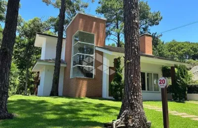 Sobrado á venda, com 3 quartos/dormitórios, 2 vagas/box, no condomínio carmel, xangri-lá/rs