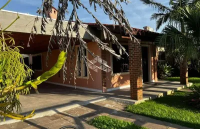 Casa térrea com 03quartos/dormitórios e 02 vagas/box no centro de xangri-lá!