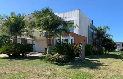 Sobrado à venda, com 4 quartos/dormitórios, 2 vagas/box, no condomínio enseada, xangri-lá/rs