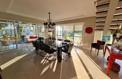 Casa 4 suítes, living 3 ambientes, pé direito duplo, com pátio beira lago, no condomínio bosques de atlãntida - xangri-lá/rs.