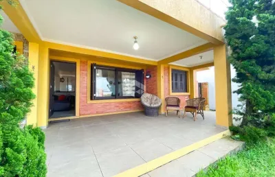 Casa 04 dormitórios, sendo 2 na casa principal e mais 2 no anexo aos fundos  -living integrado com churrasqueira  -mobilia,av beira mar, rainha do mar