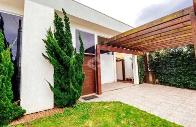 Casa térrea com 04 dormitórios, 03 suìtes, living 2 ambientes, em atlântida - xangri-lá/rs.