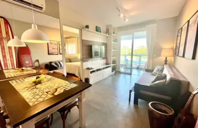 Apartamento de 1 quarto e 1 banheiro, sol da manhã, sacada fechada com churrasqueira, living amplo, cozinha americana e lavanderia. possui 1 vaga de g
