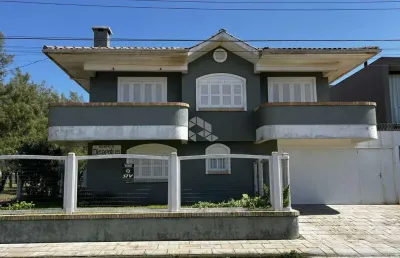 Casa a uma quadra do mar, com 02 dormitórios/ suítes ambos com sacada, mobiliado, no centro de xangri-lá/rs.