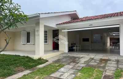 Casa térrea 04 dormitórios, 01 suíte,  2 vagas no centro de xangri-lá/rs.