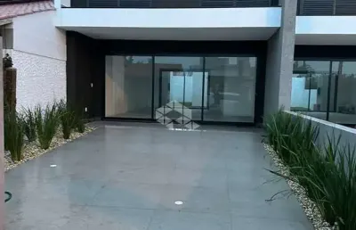 Sobrado à venda, com 3 dormitórios, 2 vagas, no centro de xangri-lá/rs