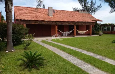 Casa 03 quartos/dormitórios e 02 vagas/box, em xangrilá!