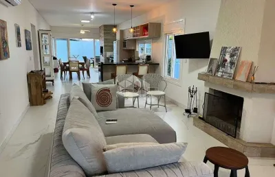 Casa 3 dormitórios, 1 suíte, com piscina no centro de xangri-lá