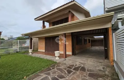 Casa 03 quartos, sacada, sala de estar com lareira,  em xangri-lá/rs.