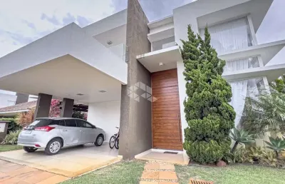 Casa de esquina com 4 suítes, living 3 ambientes, pè direito alto, no condomínio quintas do lago - xangri-lá/rs.