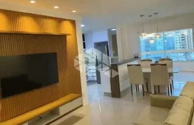 Apartamento mobiliado com 3 quartos, 2 banheiros, vaga de garagem dupla, 108 m² em balneário camboriú
