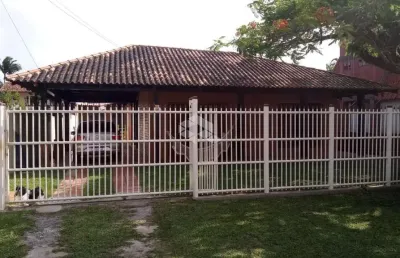 Casa com 3 quartos, 1 suíte, 1 banheiro, garagem para 2 carros. praia da armação em penha- sc.
