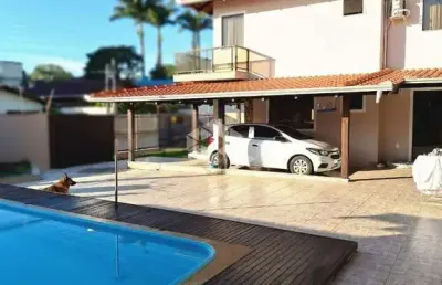 Casa com 05 quartos com piscina no centro de camboriú