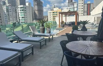 Apartamento 04 quartos sendo 04 suítes e 03 vagas de garagem.