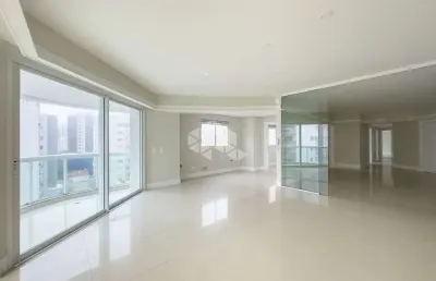 Apartamento 03 dormitórios, 03 suítes e 03 vagas de garagem.