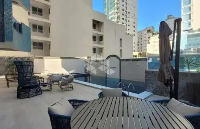 Apartamento com 3 quartos, 3 suítes e 3 vagas de garagem.