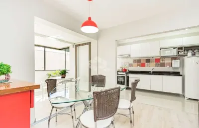 Apartamento semimobiliado de 101 m², 3 dormitórios sendo 1 suíte, living 3 ambientes.