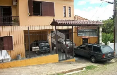 Excelente casa com 484 m², 2 salas, 4 dormitórios sendo 1 suíte, escritório.
