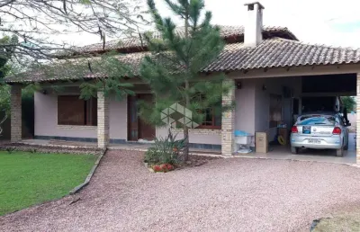 Casa de alvenaria de 220 m², 2 dormitórios sendo 1 suíte, ampla sala de estar/jantar, cozinha integrada.