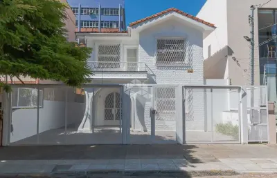 Casa residencial ou comercial de 2 pisos com 448 m².