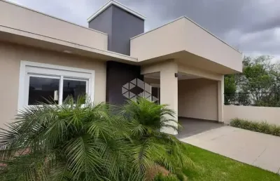 Linda casa térrea de 130 m², 3 dormitórios sendo 1 suíte, 2 vagas de garagem.