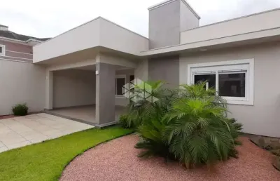 Casa de 130 m², 3 dormitórios sendo 1 suíte, 2 vagas de garagem, sala de estar.