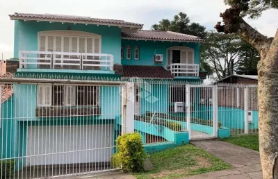 Casa com 4 dormitórios com suites, sala com três ambientes, estar, intima com lareira e jantar