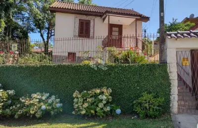 Casa com 3 dorm, living bem localizada no bairro taarumâ.