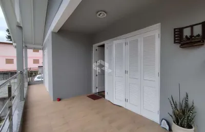 Casa em amplo terreno com  3 dormitórios, sendo 1 suite e 2 vagas de garagem