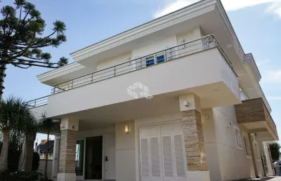 Casa de alto padrão mobiliada,  com 5 suítes, salão de festas, pergolado e uma linda área externa.