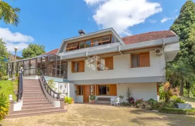 Ampla casa com piscina de 700m² privativos,  6 dormitórios, sendo 04 suítes e 3 vagas de garagem.