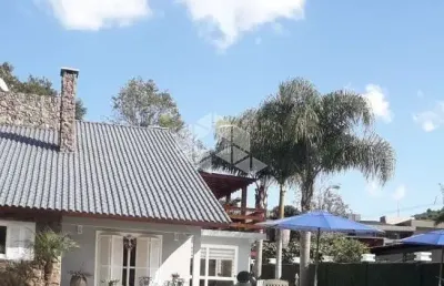 Casa de alto padrão 378 m², totalmente cercada, com piscina e jardim, localizada em morro reuter