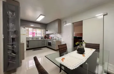 Linda casa com 3 dormitórios, sendo 1 suíte e 2 vagas