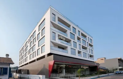 Ampla sala de escritório no centro de garibaldi com vaga de garagem.