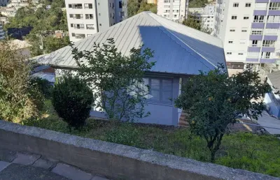Casa em alvenaria, passível de financiamento a 5 minutos do centro.