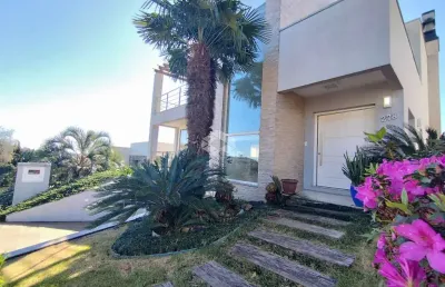 Casa em condomínio fechado de 3 dormitórios, sendo 1 suíte e 2 vagas