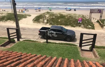 Sobrado pé na areia, 2 dormitórios e 1 vaga de garagem