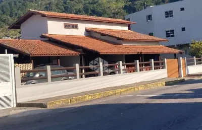 Casa residencial com vocação comercial - ganchos do meio