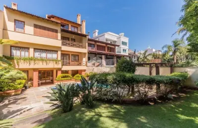 Belíssima casa, com excelente acabamento e conservação!