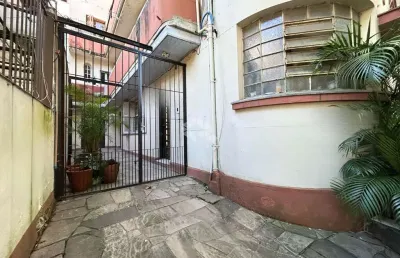 Casa comercial , com uma ampla área no bairro santana em porto alegre
