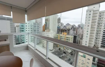 Apartamento mobiliado com três quartos na meia praia em itapema sc