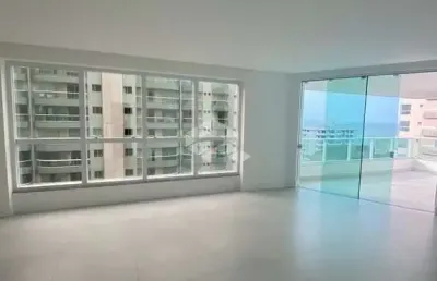 Apartamento com três quartos na meia praia itapema sc