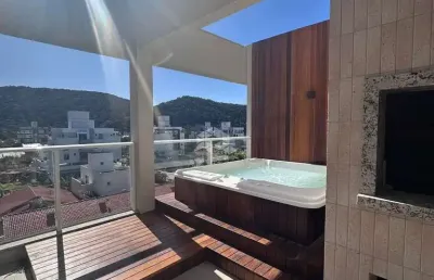 Cobertura duplex mobiliada e decorada apenas 100m da praia do mariscal