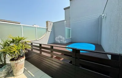 Cobertura duplex mobiliada com vista parcial do mar